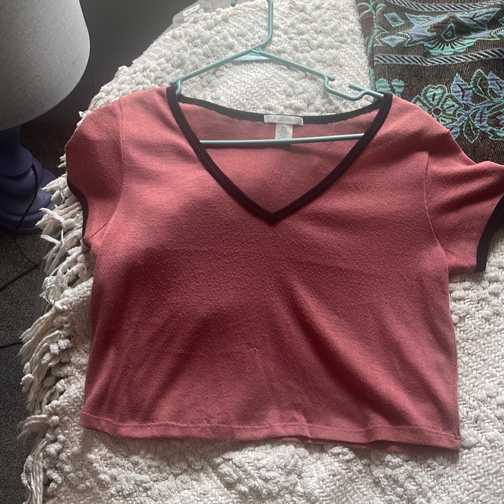 Vintage pink crop top with black detailing 😍